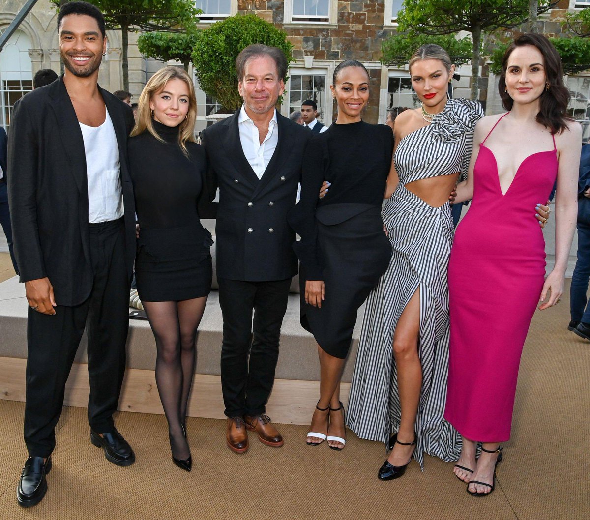 Rege-Jean Page, Sydney Sweeney, Gary Friedman, Chairman &  CEO RH, Zoe Saldana, Bella Hunter and Michelle Dockery attend the unveiling of RH England 🤩🇬🇧👏
#RegeJeanPage #SydneySweeney #ZoeSaldana #MichelleDockery #BellaHunter #RH #AynhoePark #RestorationHardware 
📸: Dave Benett