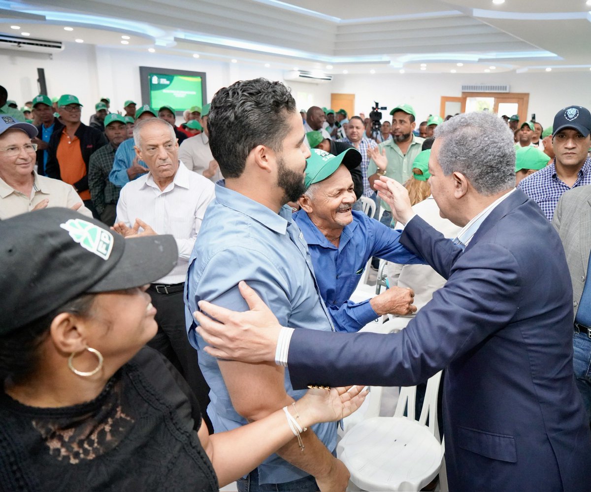 LeonelFernandez's tweet photo. Hoy en Mao, Valverde, realizamos una exitosa asamblea con dirigentes de la Línea Noroeste. Los miembros de nuestro partido cada vez más motivados y comprometidos con el proceso electoral del 2024 y el futuro del país. 

#RumboADosMillones
#FuerzaDelPueblo 
#SeguimosCreciendo
#FPSeFortalece