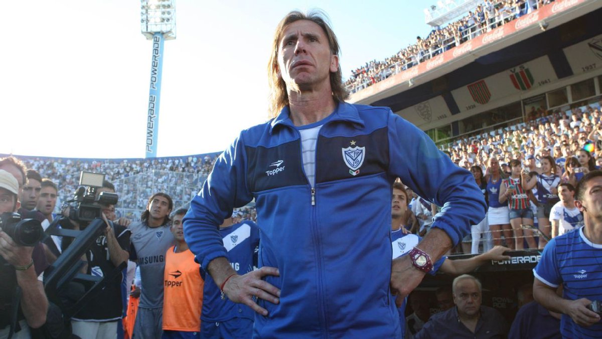 JuulianCarrera's tweet photo. Meterse en el barro nuevamente y poner en riesgo el cariño de la gente no es para cualquiera.
 Pase lo que pase. Esta vuelta del Tigre a #Vélez lo mete en el podio de ídolos del club. https://t.co/LQY44jP2zH