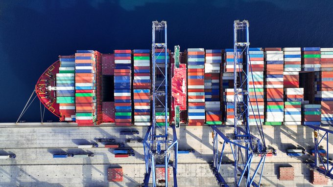 WorldBankGroup's tweet image. Container ports play a crucial role in connecting countries to the global economy. But what exactly makes an efficient port? 

A new study by @SPGMarketIntel &amp;amp; @WorldBank ranks the performance of 348 ports to identify gaps &amp;amp; opportunities for improvement. wrld.bg/Cfqn50OEEyq