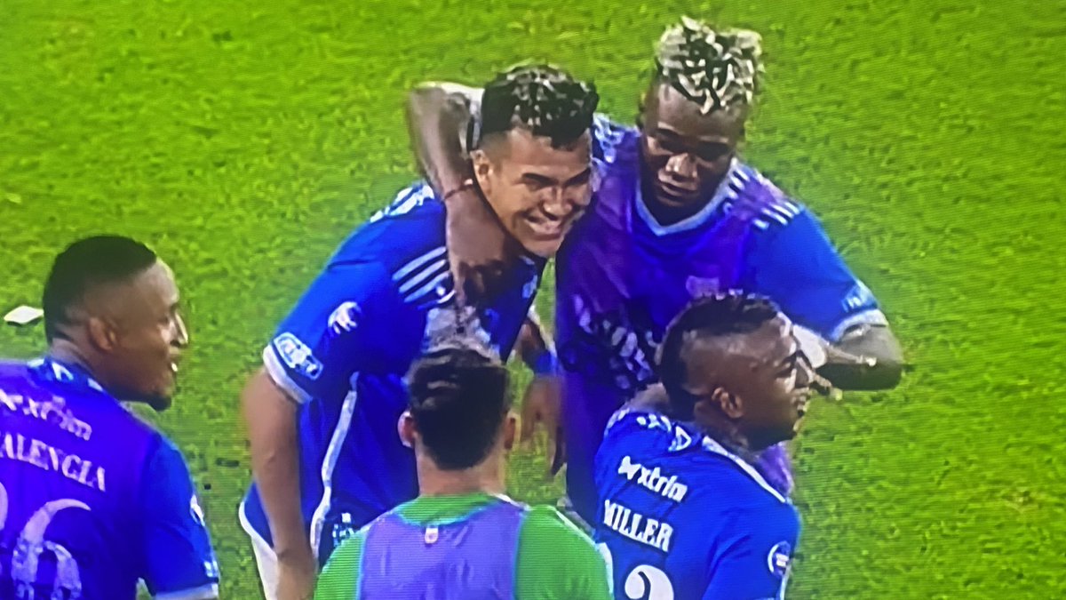 Rarosemena11's tweet photo. ¡VICTORIA DEL BOMBILLO 1-3! 
En el peor momento de sus últimas décadas, Emelec:

1) Gana un nuevo Clásico en el Monumental.

2) Se da el gusto dejar a Barcelona sin opción a pelear la etapa.

3) Rompe una racha de 9 partidos sin ganar en LigaPro.

4) Rondelli se despide ganando el partido que nunca se puede perder.