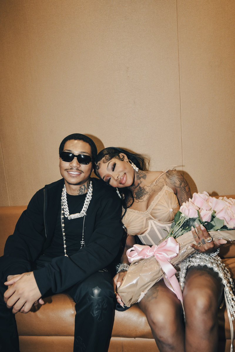 AustinsLens's tweet photo. backstage w/ friends⚡️ https://t.co/u0PZqdD5DS