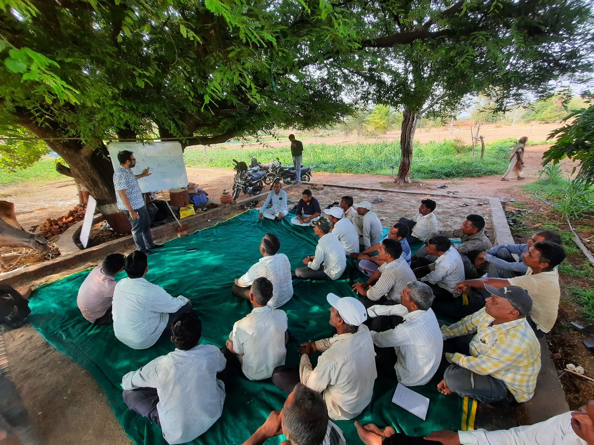 #systemsthinking under a tree. In the picture @K5abir soliciting interventions from a farmer producer organization to build climate resilience in Gujarat, India. 
@DESTA_Research
@systemdynamics_

#ClimateAction #climatechange #Resilience #farmers #localaction