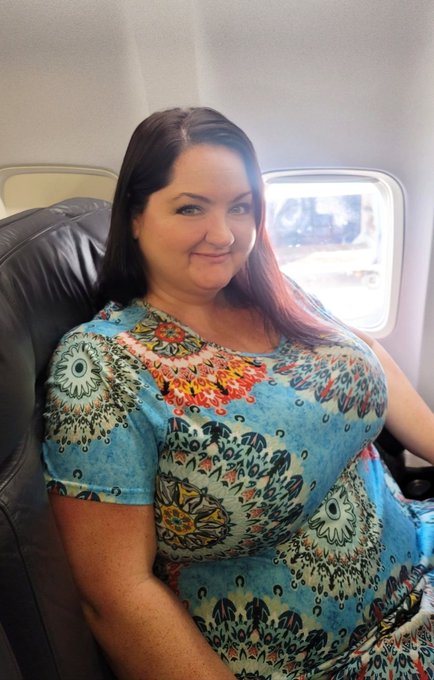 Look at me flying first class! I had no idea they give you meals in first! The flight attendant was so<a href="/tag/mvsales"class="tags"><span>#mvsales</span></a>