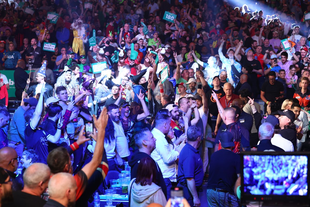 PDC Darts on Twitter "What a turnout from the American fans 🎯👏 Absolutely incredible atmosphere