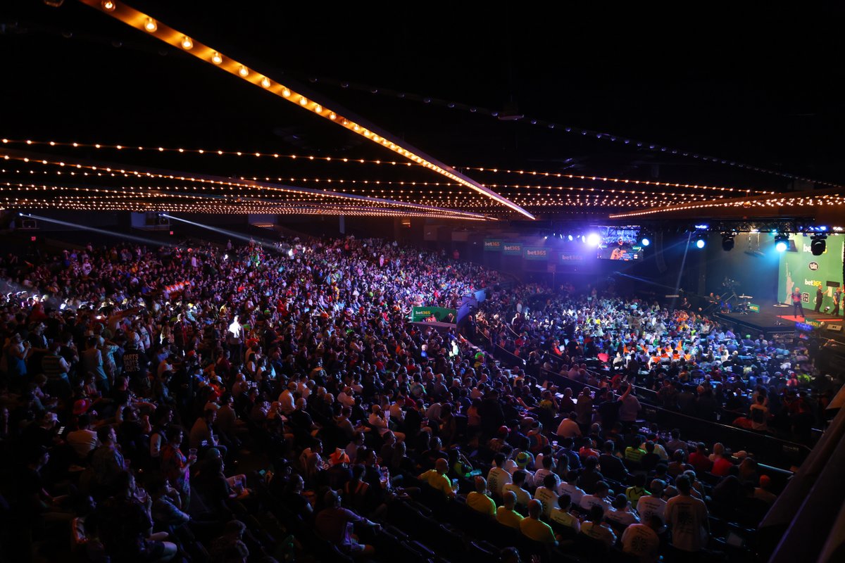PDC Darts on Twitter "What a turnout from the American fans 🎯👏 Absolutely incredible atmosphere
