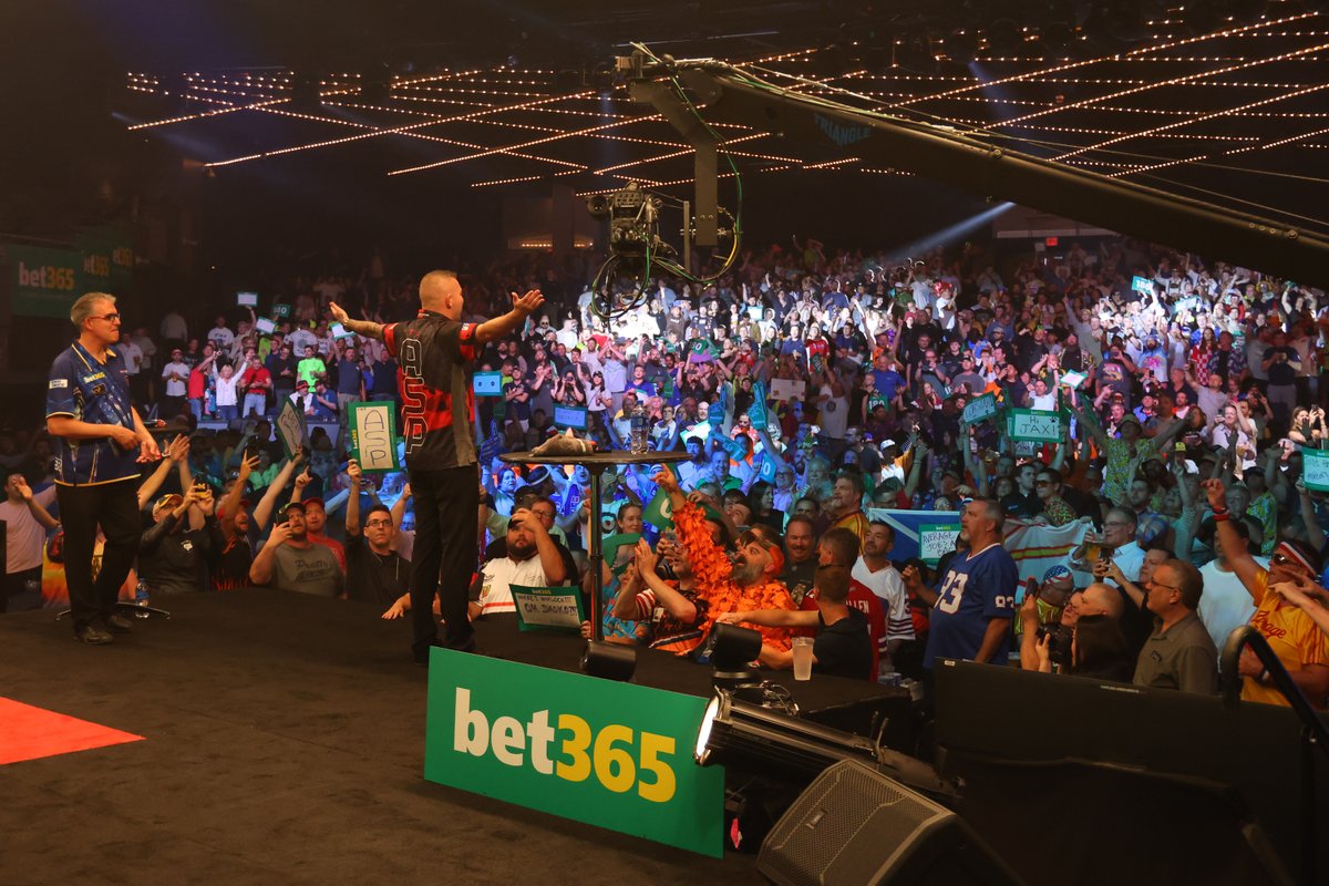 PDC Darts on Twitter "What a turnout from the American fans 🎯👏 Absolutely incredible atmosphere