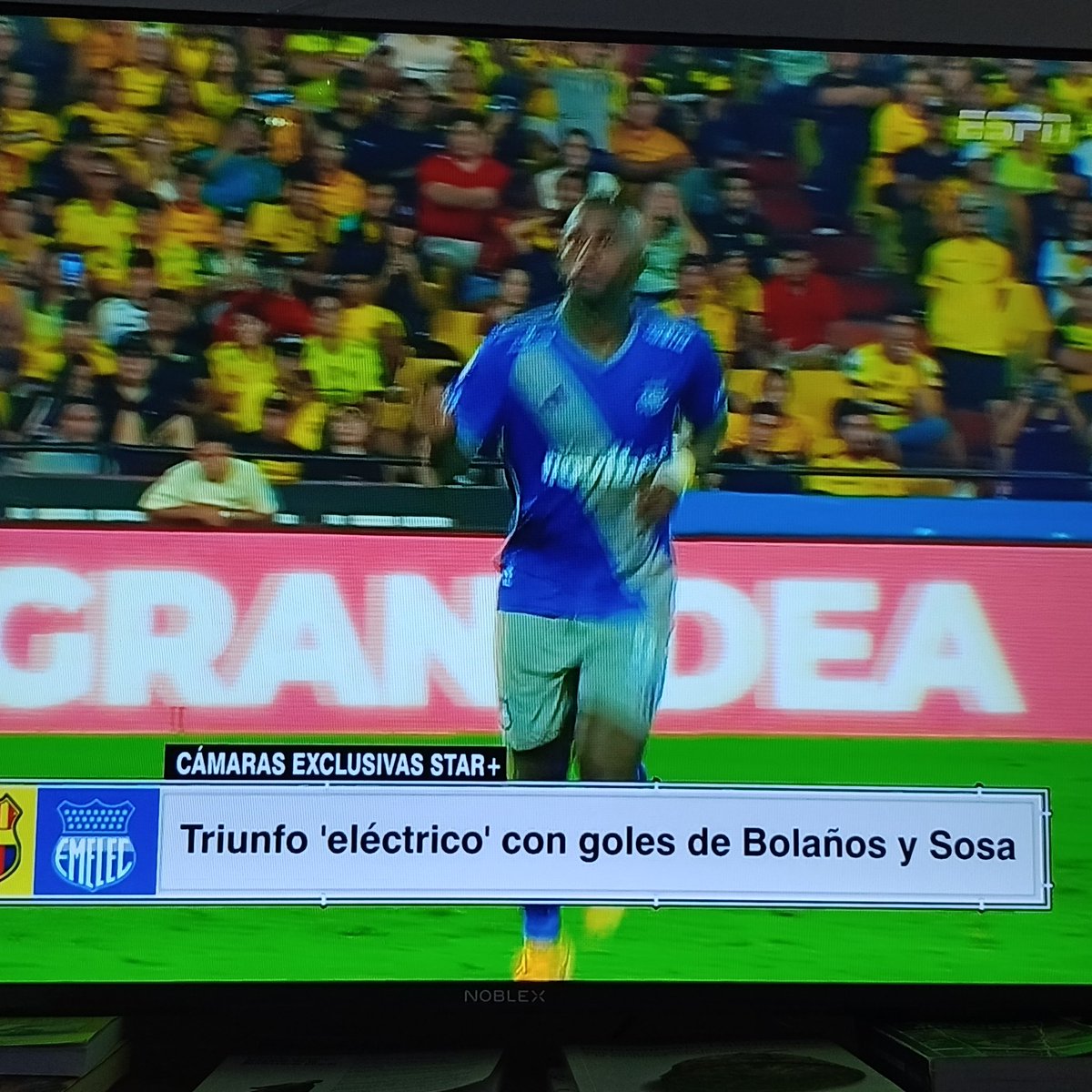 adictosaemelec's tweet photo. #Emelec de a 3 como le gusta al pavo #AdictosAEmelec #PorEmelec #Guayaquil #MillerTheKiller https://t.co/3EukkF3SJD
