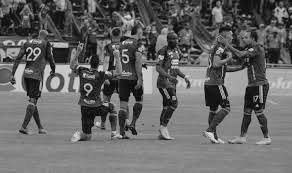 HinchadaFielCol's tweet photo. Independiente Medellin queda eliminado de la Liga faltando dos fechas.... SINVERGÜENZAS!!

Quedo demostrado, que la culpa fue de "David González" *Sarcasmo*, por traer y dejarse meter tanto petardo de jugador al equipo, sin alma, sin técnica, sin nada! https://t.co/rnjZkcBV6E