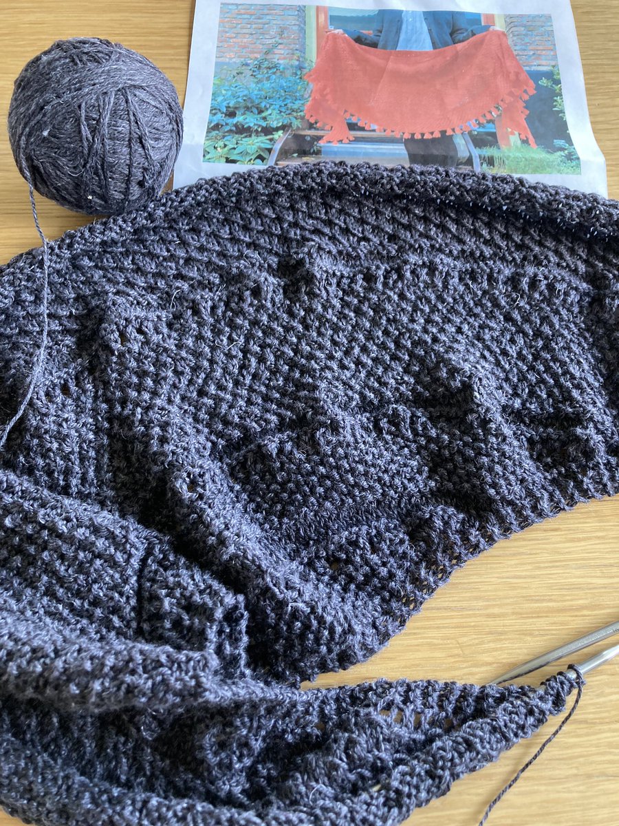 Masami011504's tweet photo. またまたショール編んでます🧶 https://t.co/msrlpFXNU8