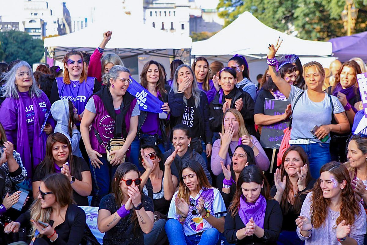 FrenteRenovador's tweet photo. JUNTAS 💜

La lucha sigue más vigente que nunca, por una sociedad justa, con paridad y sin violencia. 
El compromiso de @FRMujeresOK es día a día, con cada una y hoy se vio reflejado en cada plaza de todo el país. 

#3J #NiUnaMenos https://t.co/DQ1ABnTn8Y