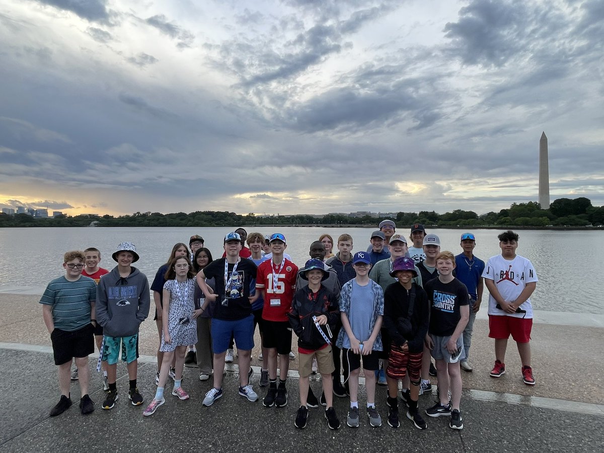 AmyWalkerKS's tweet photo. Beautiful evening stroll along the Tidal Basin #MyTourView @SToursofAmerica https://t.co/oh0FEmhHSz