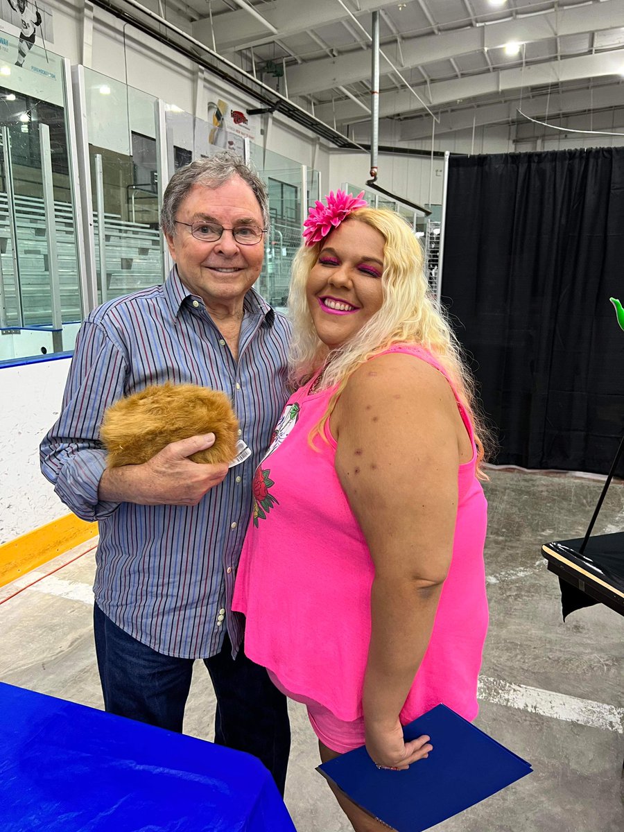 xxjessabugxx's tweet photo. the wonderful, mellow gentleman Steve Hershon.He also had a lot of interesting stories.Thank u so much for your time , for being kind& I hope I get to see you again. Safe travels 💛☮️#stevehershon #fun #life #love #intergalacticcon #rochesterny #startrek #malemodel #handmodel https://t.co/CtB1TQVEie