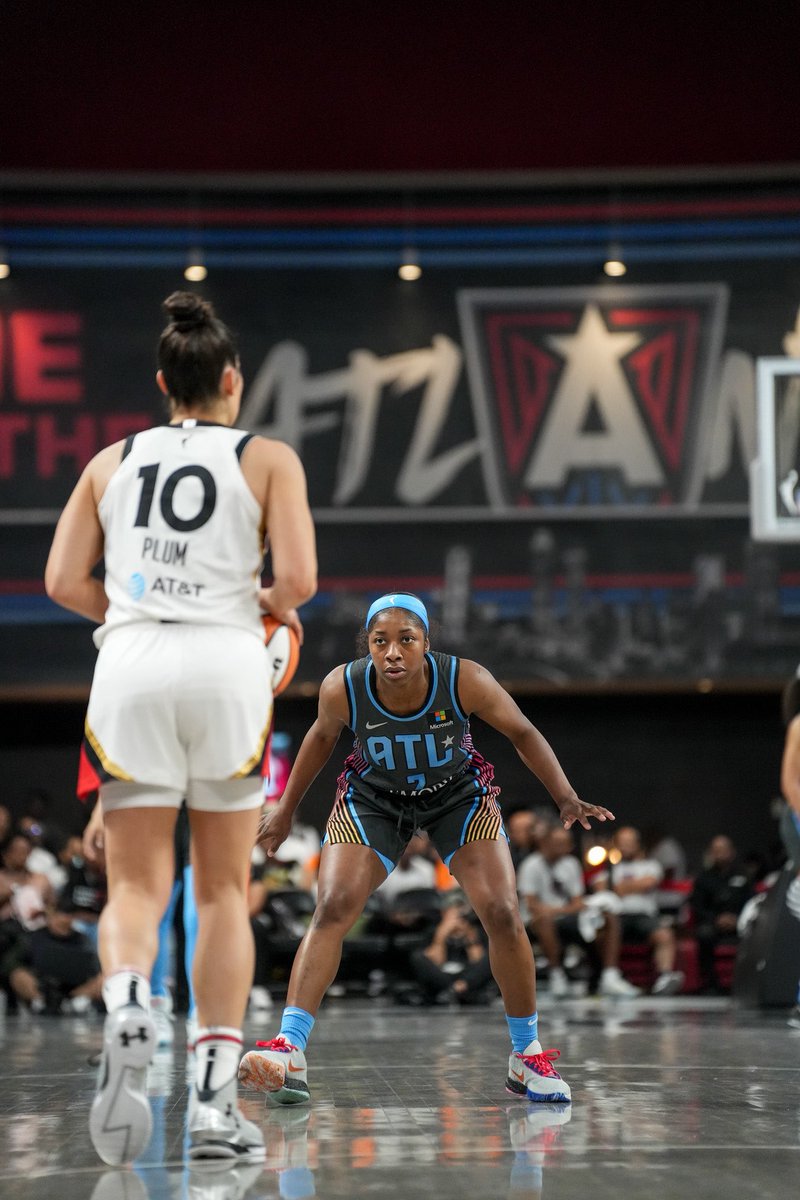 CrushSportsTalk's tweet photo. The point guard battle between former teammates @AtlantaDream’s @McdonaldAari2 and @LVAces @Kelseyplum10 was fun to watch during their game on 6/2/23. #atlantadream #ACES https://t.co/tyNW0HHrLe