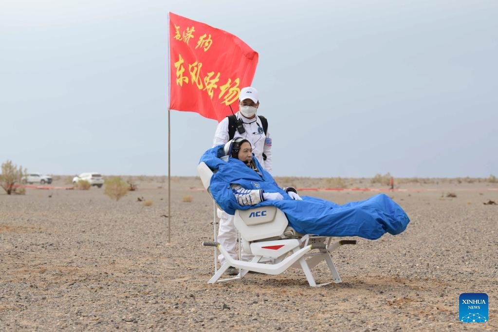 PDChinese's tweet photo. 【神十五任務圓滿成功！】據中國載人航天工程辦公室消息，北京時間2023年6月4日6時33分，神舟十五號載人飛船返回艙在東風著陸場成功著陸，現場醫監醫保人員確認航天員費俊龍、鄧清明、張陸身體狀態良好，神舟十五號載人飛行任務取得圓滿成功。 https://t.co/EAg9nKqi2a
