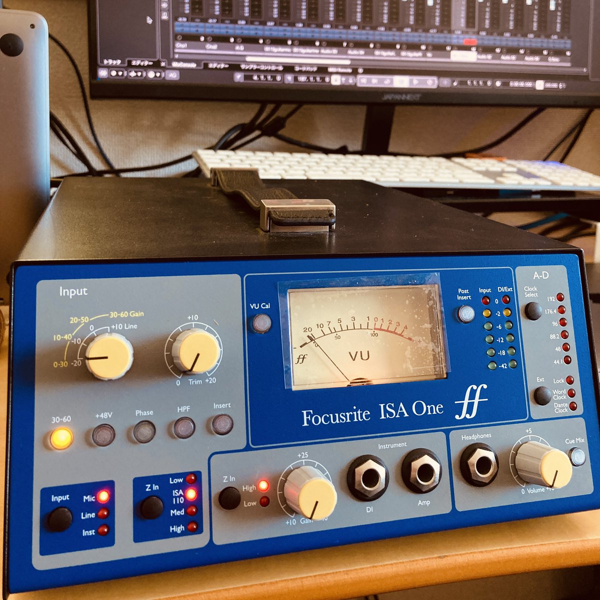 moyashi3691's tweet photo. 最近レコーディングのお仕事を頂く機会が増えて来たので、より良い音質でのレコーディングを期待して万能マイクプリアンプを導入♪
持ち運びするにはちょい大きくて重いけど、車で運ぶなら問題無いかなー。
#focusrite #isaone #マイクプリアンプ #hstudio https://t.co/C3SBliz2yR