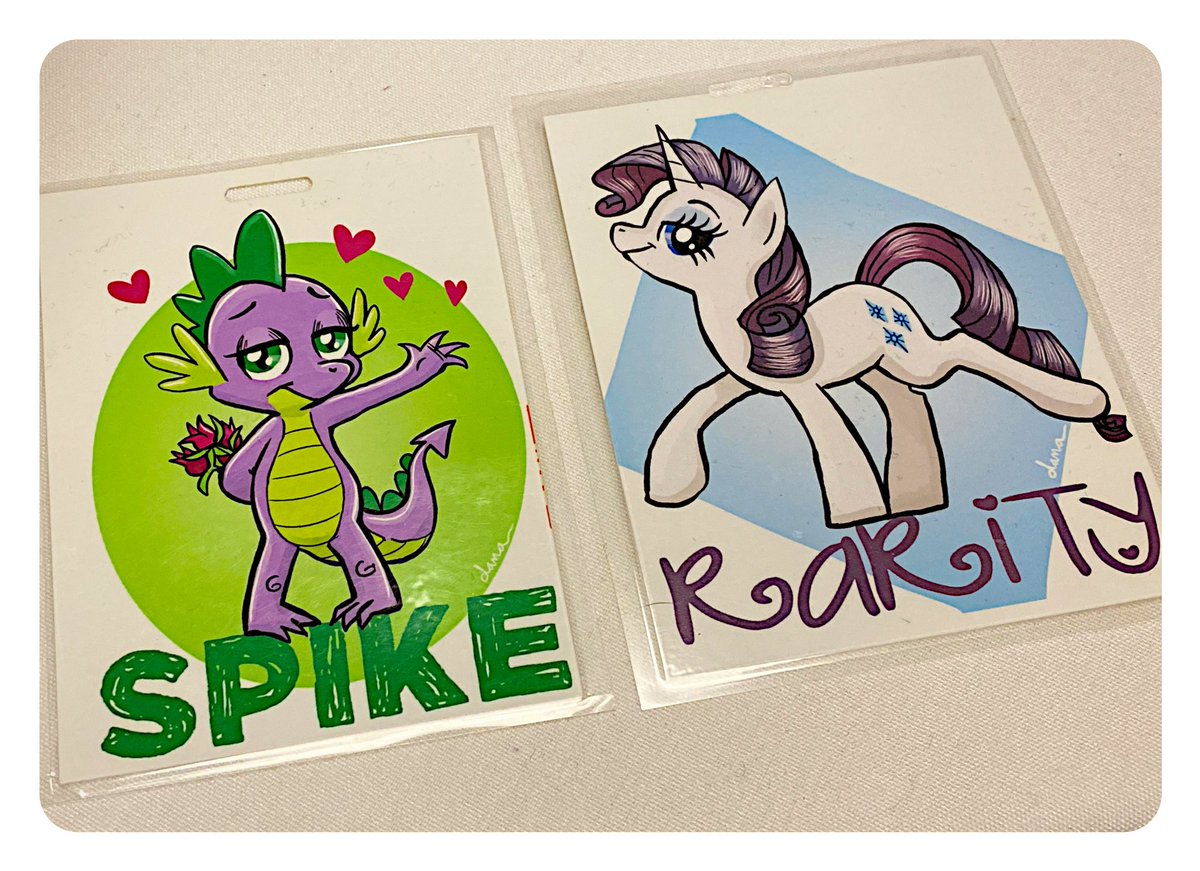 Depeche_Maud's tweet image. Look, @MizDanaClaire!!
I found these two #MLP badges at a sort of “brony garage sale” at @WhinnyCityPony Con.  One of my best finds in a long time.  #Brony #Sparity