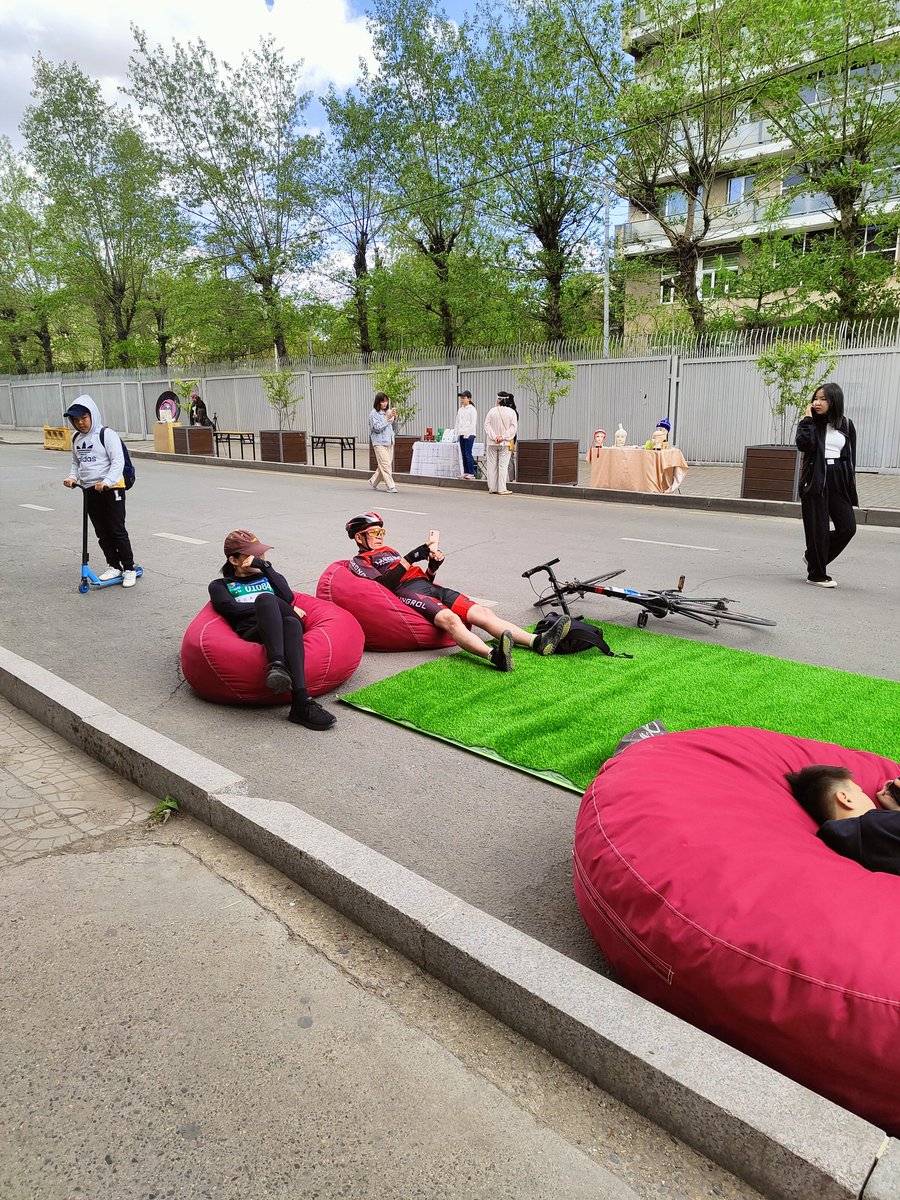 Энэ гудамжийг олон иргэн автомашингүй гудамж болгох нь зөв гэж маш их жиргэсэн байна

Вая нот, иргэдийн бизнесийг дэмжээд, амралтын өдөр дуулж хуурдаад, зураад гоё биш үү🤩

Хотын төвд ийм гудамжтай болохыг би лав дэмжиж байна...
Манай иргэд бизнес эрхлэгчид сайн шахах хэрэгтэй