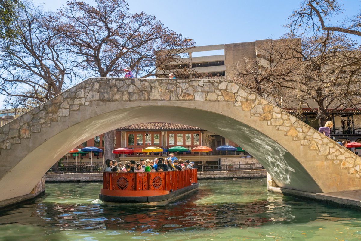 Standing out is no easy feat. Getting the exposure you need often requires traversing the shadows of the successful, the inspirational, and often the historical. 🌔⁠

@VisitSanAntonio 
@SanAntonioMag 
@TravelTexas 

#Photography #SanAntonio #Riverwalk #TexasTravel