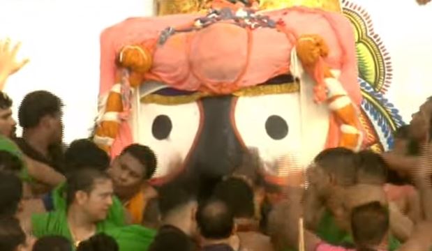 kalingatv's tweet photo. #Puri: Rituals of #DevaSnana of Lord Jagannath, his siblings Lord Balabhadra and Debi Subhadra and His Aayudha Sudarshan Chakra underway #Odisha https://t.co/aPkdVFXRVH