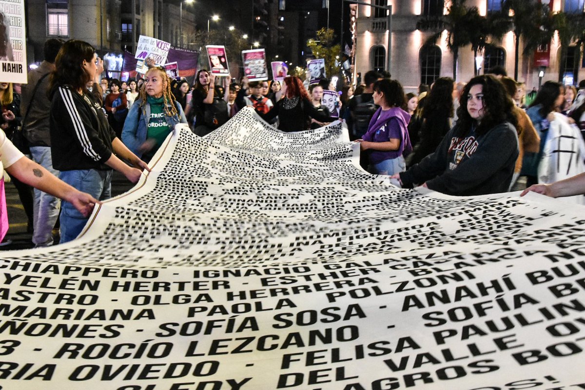 A 8 años de la primer marcha #NiUnaMenos, las calles en la ciudad de Cba se llenaron una vez más 
→De aquel 3 de junio de 2015 al 25 de mayo de 2023, según el @ahoraquesinosvenok suman 
2257 femicidios, promediando 1 femicidio cada 31 horas.

#VivasNosQueremos 
#ParenDeMatarnos