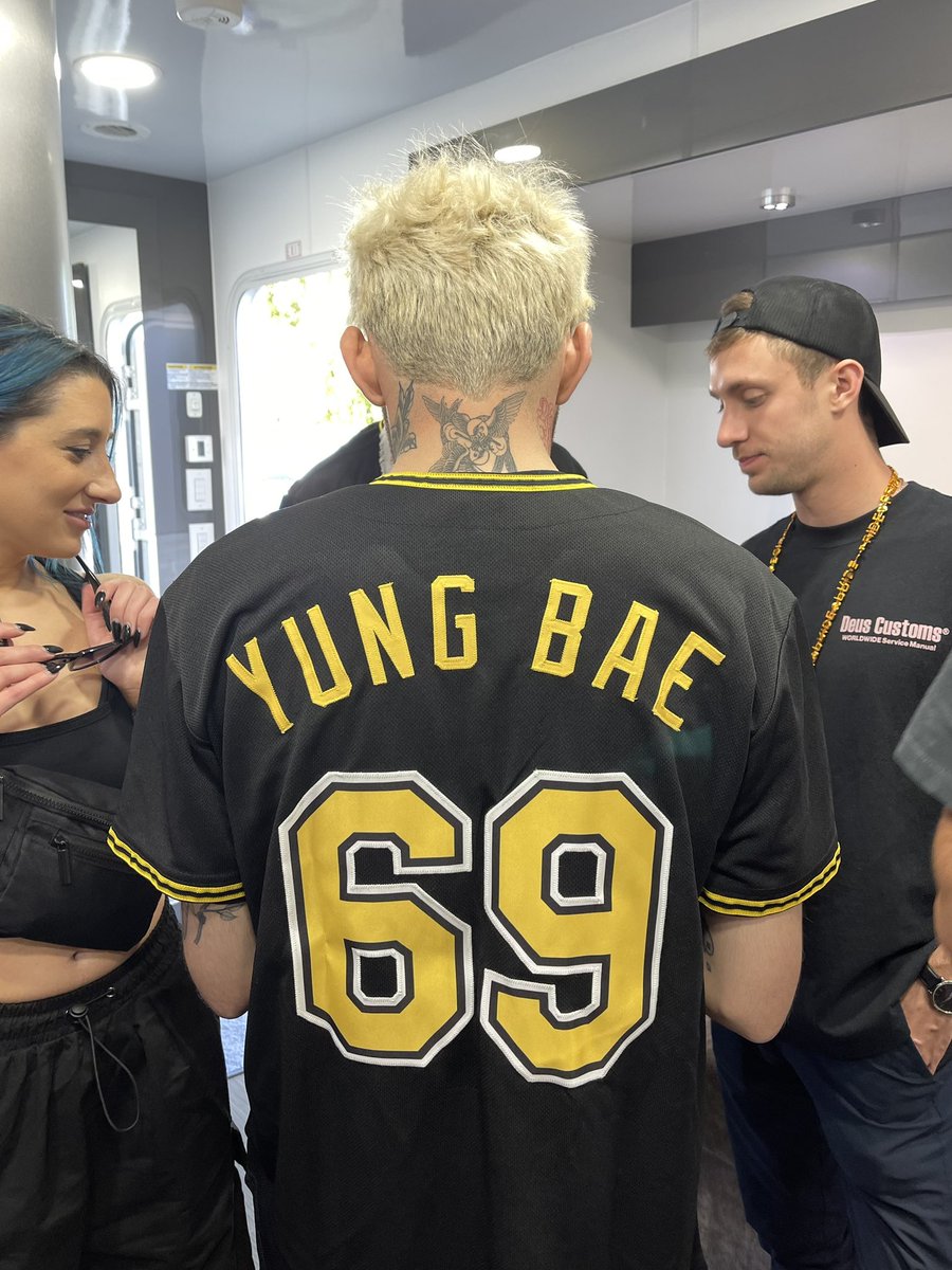 Grindr's tweet photo. YUNG BAE AKA YUNG GAE https://t.co/0yGmAGWDtJ