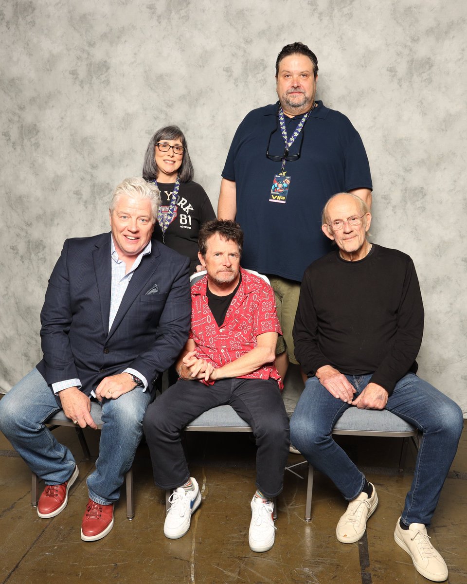 04RedVette's tweet image. The grand finale today.  Been a huge fan for 38 years.  @realmikefox is a inspiration.  @DocBrownLloyd is an amazing gentleman and getting to briefly talk guitars with @TomWilsonUSA made the day @FANEXPOPhilly Thank you gentlemen