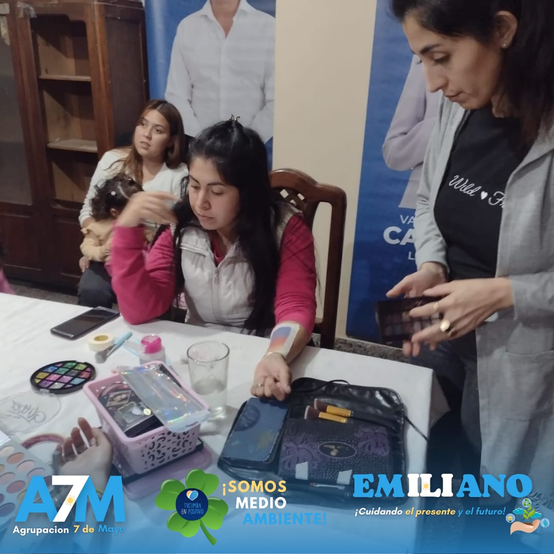 Agrup7Mayo's tweet photo. Act N°248 B° Diza tuvo una semana de colores!!. El Automaquillaje se hizo presente una vez más de la mano de la Profe Maria Rivadeneira, un agradable momento compartido, una caricia que va desde afuera hacia el interior!! 💋💅✌💙
@CaroVargasTuc 
@vargas_aignasse 
@Cris_LopezA7M https://t.co/crMtyF3EGW