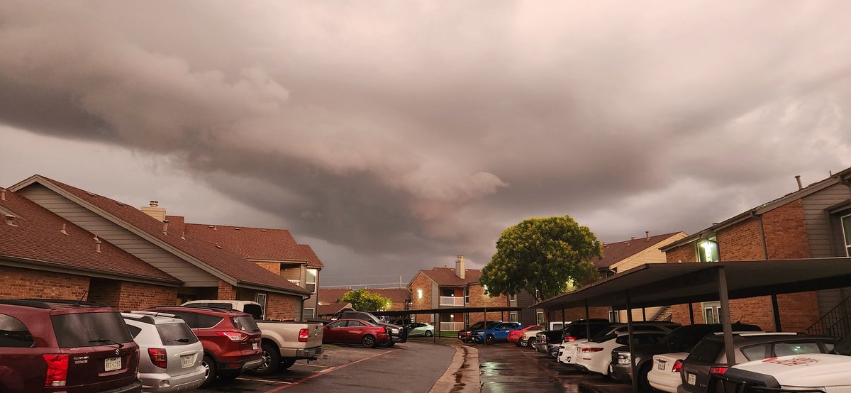 Counter_Search's tweet image. 9:00PM: Broad mid-level rotation with this storm. Nothing surface based with this one in Randall Co. This is looking south from Wolflin &amp;amp; Coulter St. #phwx #txwx