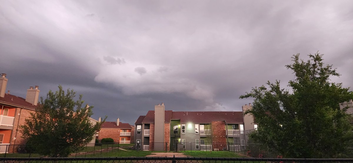 Counter_Search's tweet image. 9:00PM: Broad mid-level rotation with this storm. Nothing surface based with this one in Randall Co. This is looking south from Wolflin &amp;amp; Coulter St. #phwx #txwx