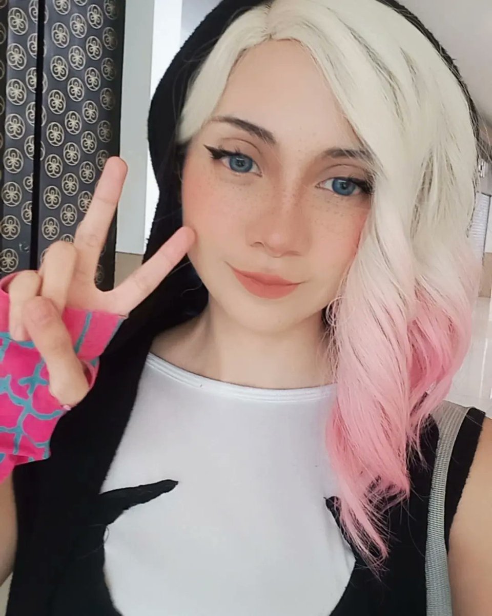 MoonDoll_Cos's tweet photo. Tenía que actualizar esto. Vi #SpiderManAcrossTheSpiderVerse y me pareció genial, me gustó la animación y los detalles ❤️ pero por ahora siento que aún le falta algo, tal vez hasta ver #BeyondTheSpiderVerse quedaré completamente satisfecha 

#spidergwen #SpiderVerse https://t.co/zCRsYMBFZd