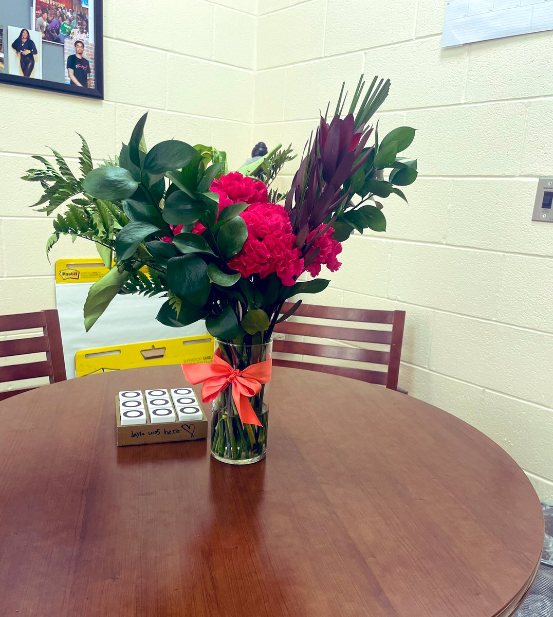 MrsCFButler's tweet photo. What a kind gesture from one of my 7th grade parents. The note: “Thank you for everything you do for your 7th grade students.” This made my day! #BEARingGreatness #Priceless #InnerState24 #APLife 💚💛🐻 https://t.co/kzpzpvQTDp