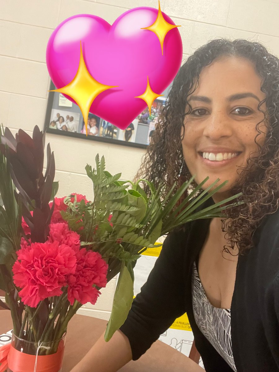 MrsCFButler's tweet photo. What a kind gesture from one of my 7th grade parents. The note: “Thank you for everything you do for your 7th grade students.” This made my day! #BEARingGreatness #Priceless #InnerState24 #APLife 💚💛🐻 https://t.co/kzpzpvQTDp