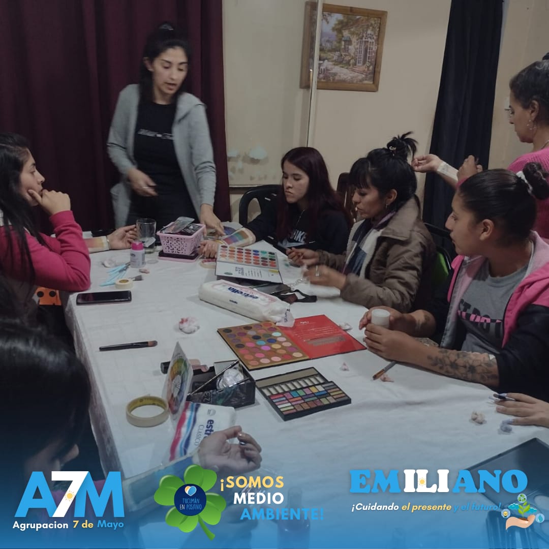 Agrup7Mayo's tweet photo. Act N°248 B° Diza tuvo una semana de colores!!. El Automaquillaje se hizo presente una vez más de la mano de la Profe Maria Rivadeneira, un agradable momento compartido, una caricia que va desde afuera hacia el interior!! 💋💅✌💙
@CaroVargasTuc 
@vargas_aignasse 
@Cris_LopezA7M https://t.co/crMtyF3EGW