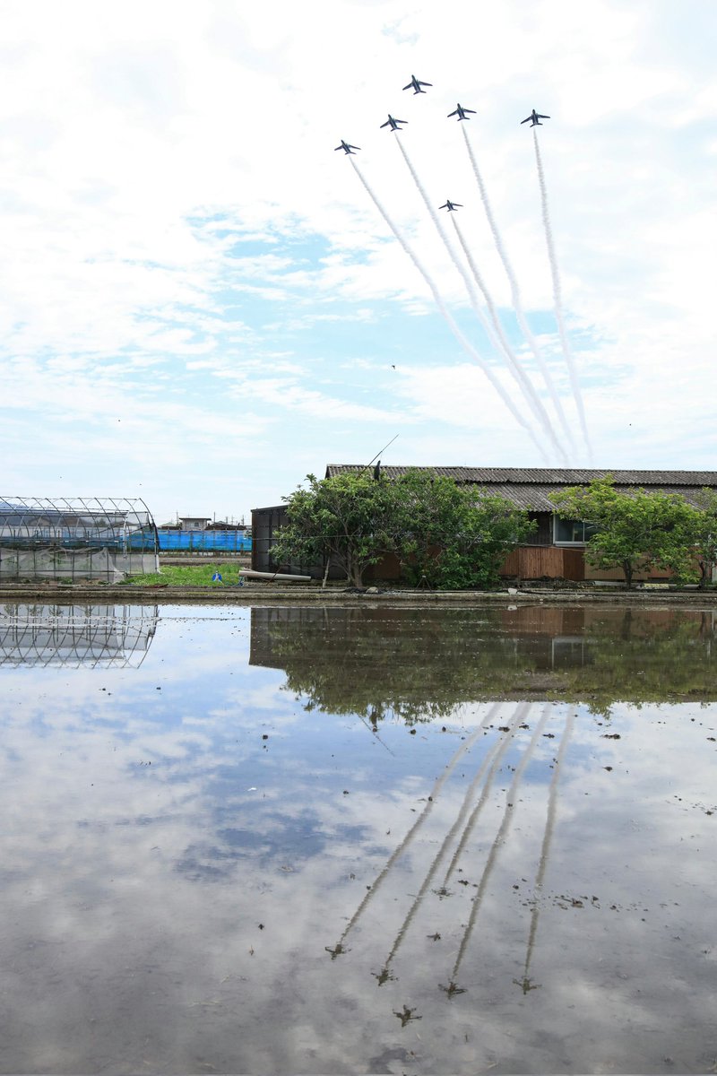 ずっと狙っていた写真で田植えが
始まる前の水がはられた状態で
６機での　#ブルーインパルス
の水鏡撮れました( ≧∀≦)ノ
#防府航空祭 #防府北基地