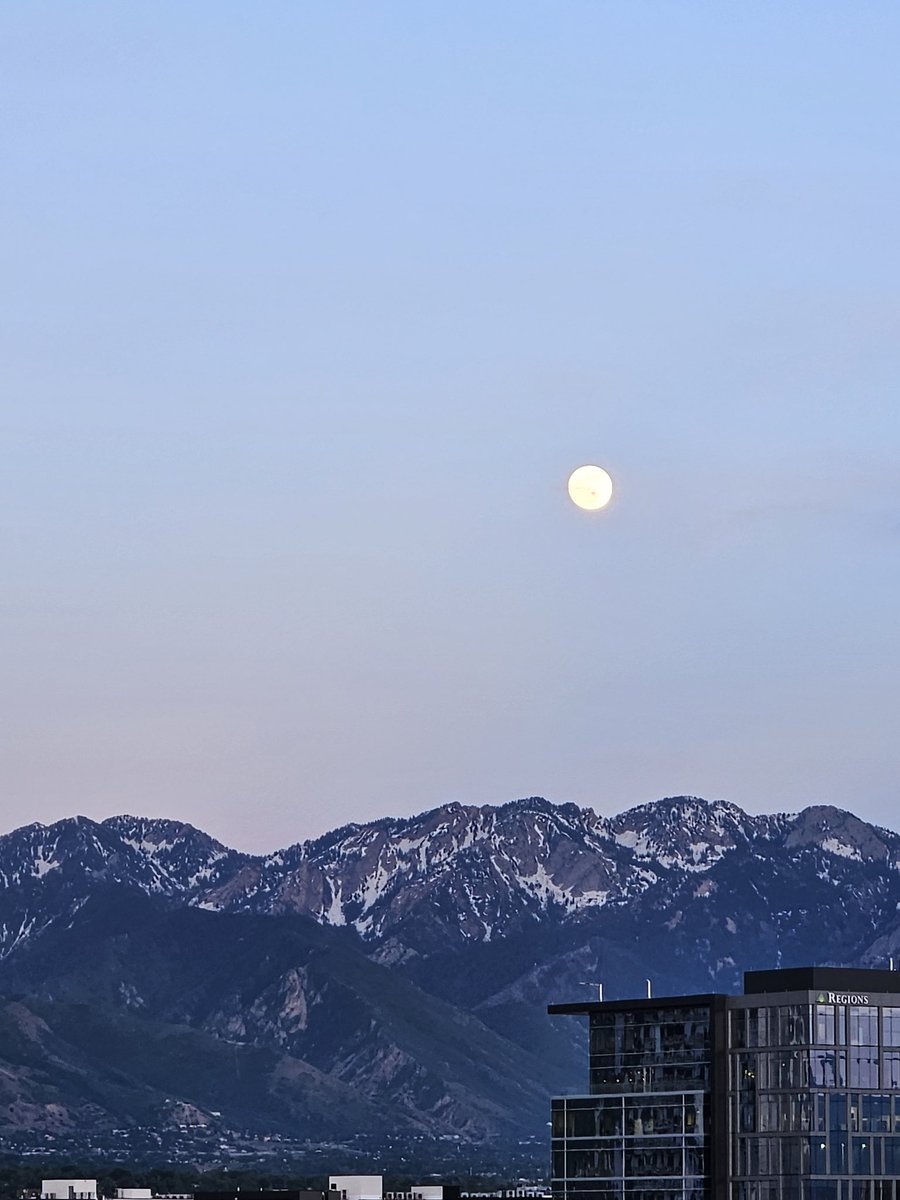 ganodiana's tweet photo. Salt Lake City is showing off for the #APReading ... gorgeous weather, beautiful sunset and moonrise. #nerdyshirteveryday #PrideMonth https://t.co/A1xVmQvLBM
