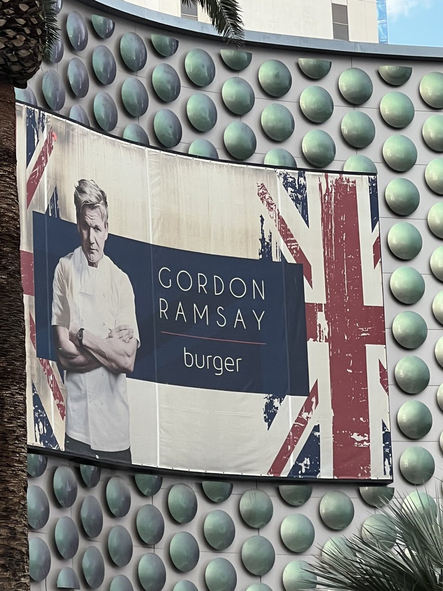 Gordon Ramsay stars in: burger https://t.co/s0kFaSeiKU