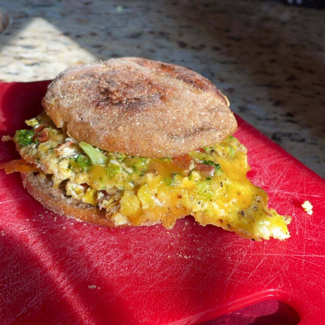 RealChefStove's tweet photo. Omelet Sandwich (Stove Style)

2-egg omelet:
- diced pepperoni
- broccoli
- red onion
- banana peppers 
- shredded cheddar

Served on a Dave’s Killer english muffin with Kraft mayoracha sauce

😋😋😋 https://t.co/OP15aaXMx0