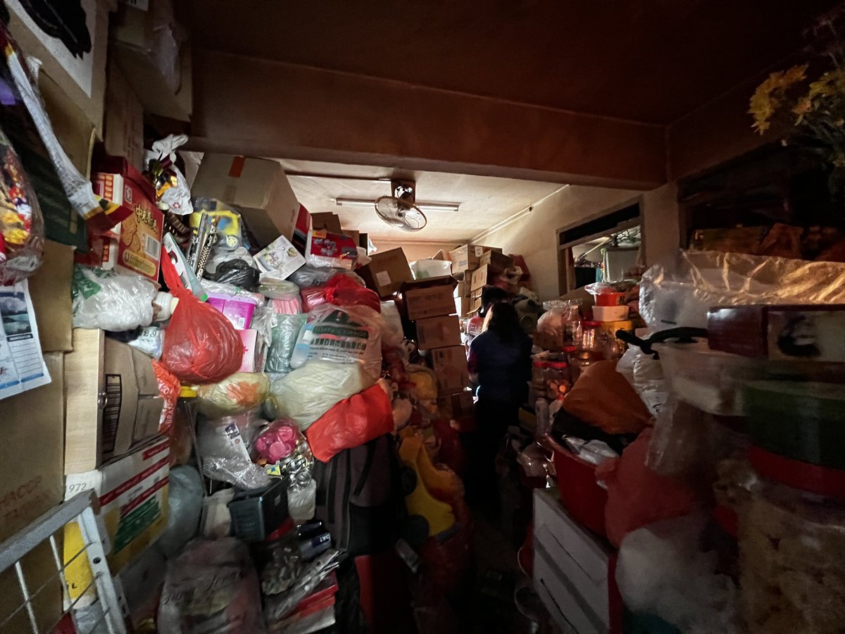 Marina_Ibrahims's tweet photo. Hoarding Disorder

Aunty ni menangis-nangis tak beri kebenaran kami bersihkan. Tengok dalam rumah memang terkejut dengan keadaan tersebut. 20 tahun kumpul barangan tersebut. Jiran pun terkejut tak tahu dia ada 2 orang anak yg tinggal dlm satu bilik. https://t.co/WIAPeDI41A