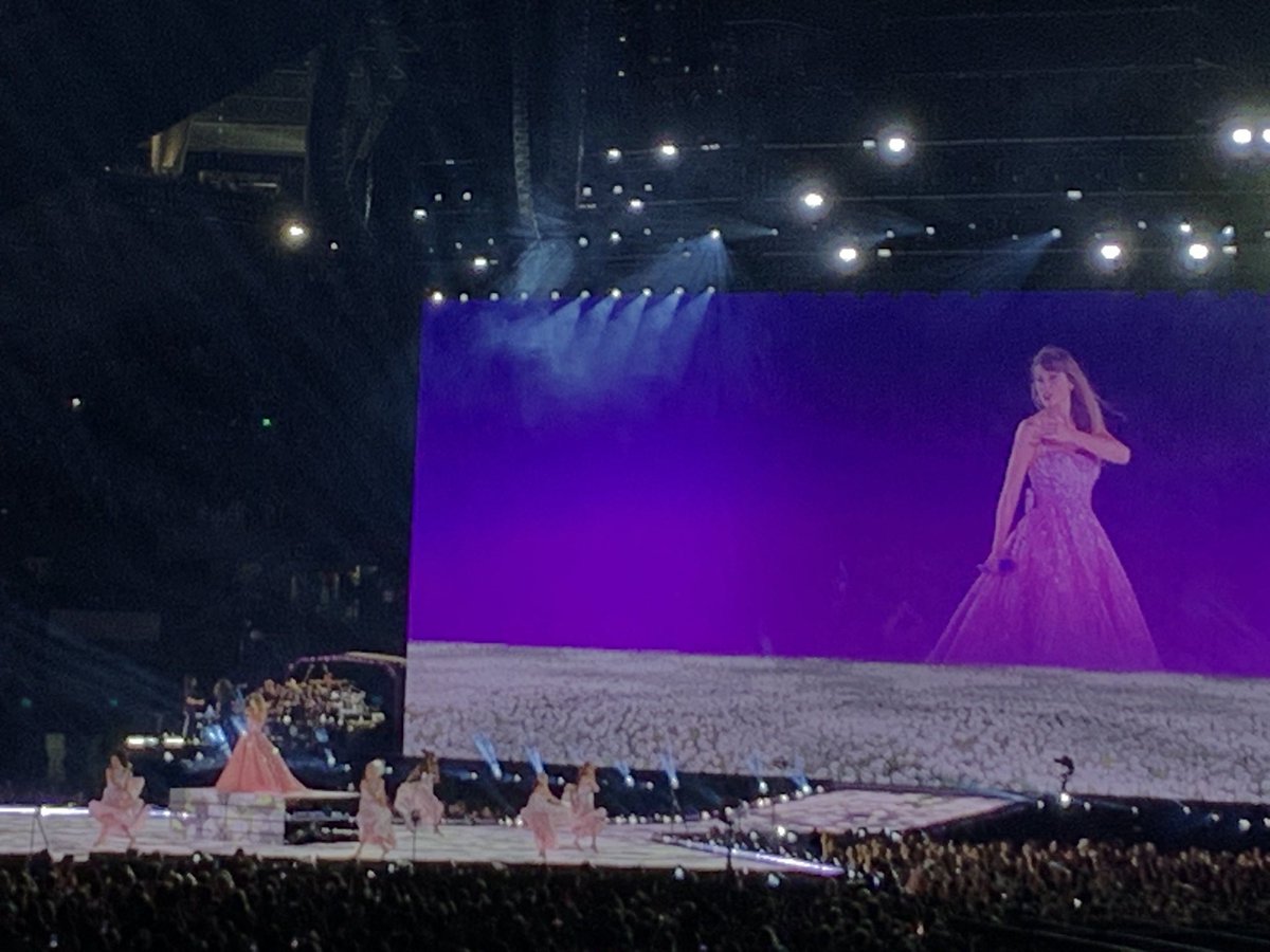 anapauamaya's tweet image. a literal princess 🫶🏻✨💜 @taylornation13 @taylorswift13 #ChicagoTSTheErasTour