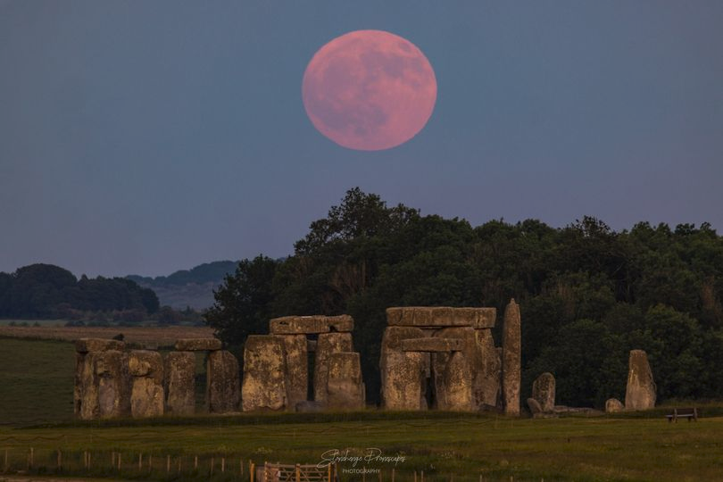 woofknight's tweet photo. The full Strawberry Moon rising at Stonehenge https://t.co/rnpDFuxs1L