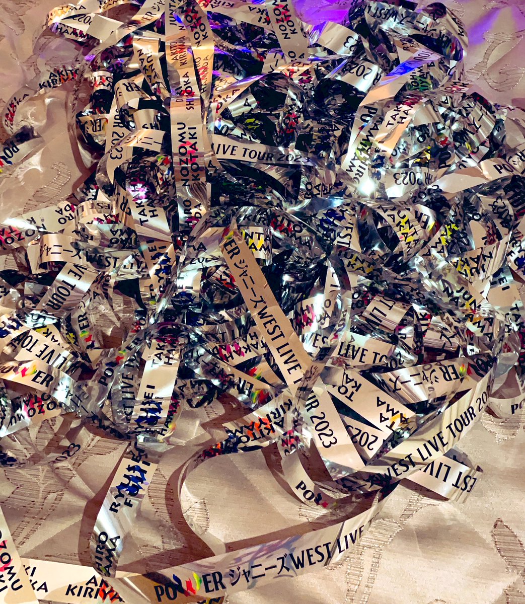 nonchi_30's tweet photo. コンサート終わってからずっと体調悪い😭
帰宅して銀テ数えたら60本あった時はびっくりしたのもいい思い出📸 https://t.co/iKNRomd2ca