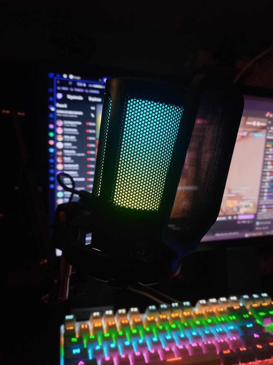 WithMixiBinx's tweet image. Dios mío, no saben lo feliz que me siento teniendo este micrófono barato en una pulga que fui con mi familia, no dudaron en comprármelo porque mañana es mi cumpleaños 🎂 ⭐️ Lo mejor de todo es que estaba completo y se escucha perfecto