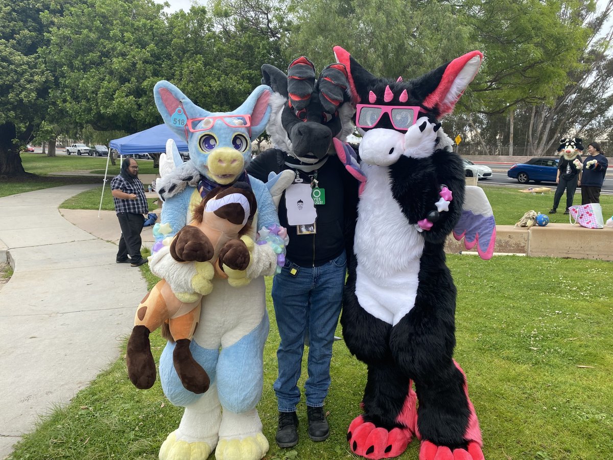 SofBeak's tweet photo. Oops, all Dragons at the #sdfurs meet!
π: @Garth1353
πΈ: AaltoBun https://t.co/bBjfQ1wIVx