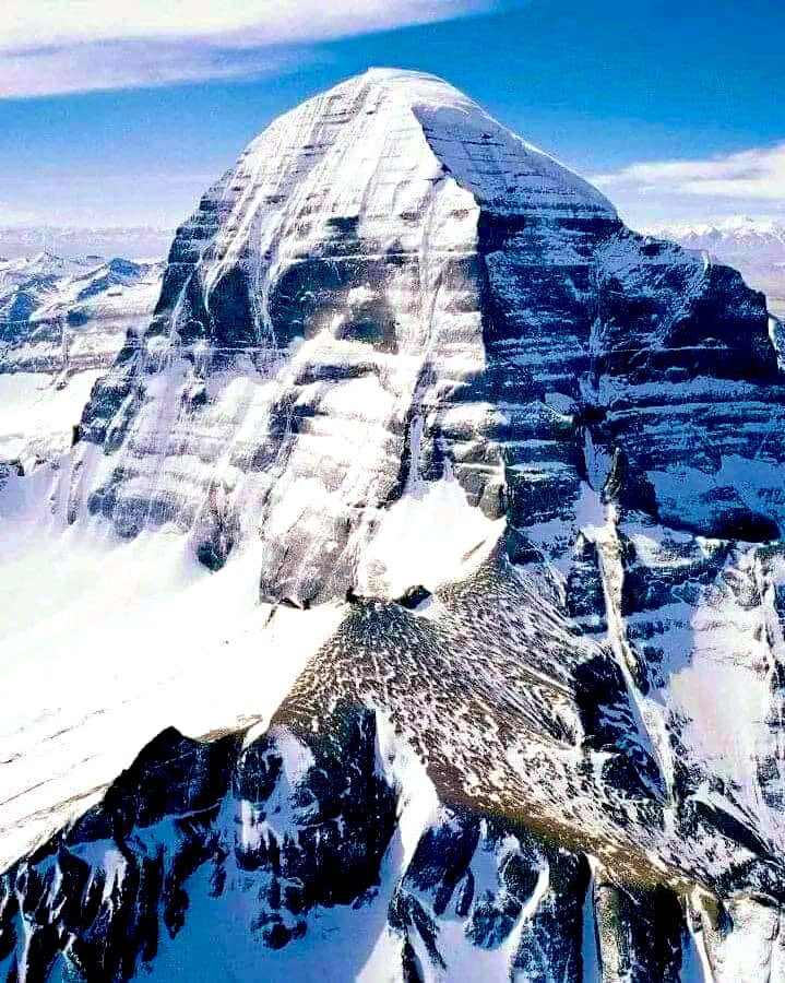 Mount Kailash is an unsolved mystery, even NASA has been amazed by these mysteries of Mount Kailash…!!

Mount Kailash, till today we Sanatani Indians consider this historical mountain as the abode of Shiva. It is also written in the scriptures that Shiva resides on Kailash.

But…