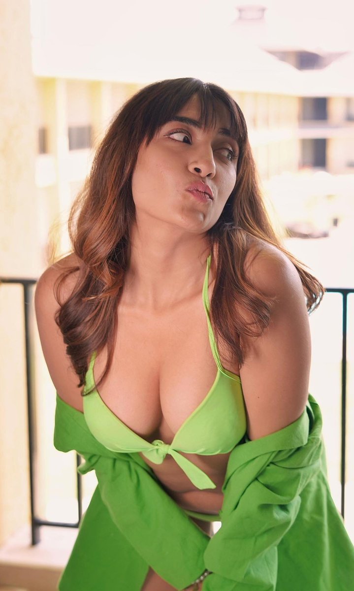 FxvstkfaYAID1ID?format=jpg&name=medium