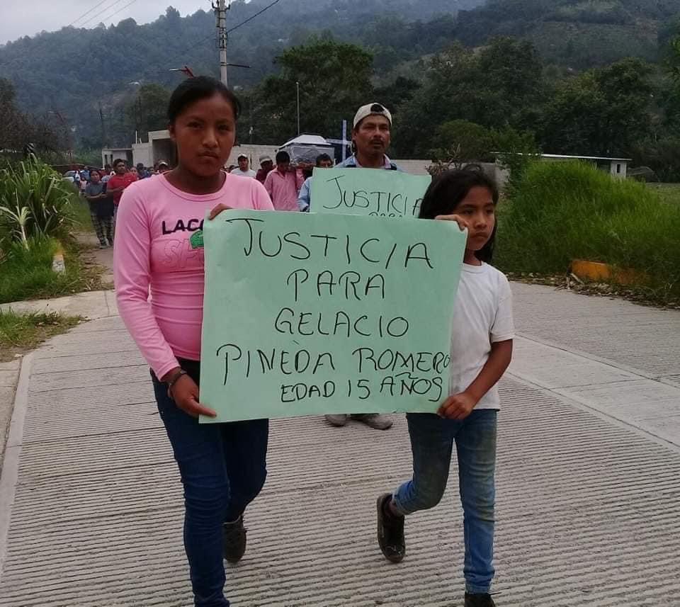 ZonaRoja_Oaxaca's tweet photo. 😔
Así fue el sepelio del menor de 15 años de edad asesinado en localidad de Eloxochitlán de Flores Magón, Oaxaca; los familiares de la víctima exigen justicia y castigo al policía municipal que le disparó y lo mató. https://t.co/FEHiNBaS2n