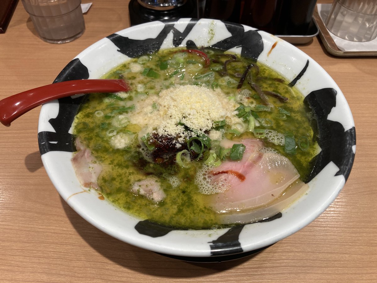 kleemLO's tweet photo. leccoさんに教えてもらったラーメン食べたけどめちゃ美味でした! #KUSOPARTY https://t.co/eO71g0Yxq5
