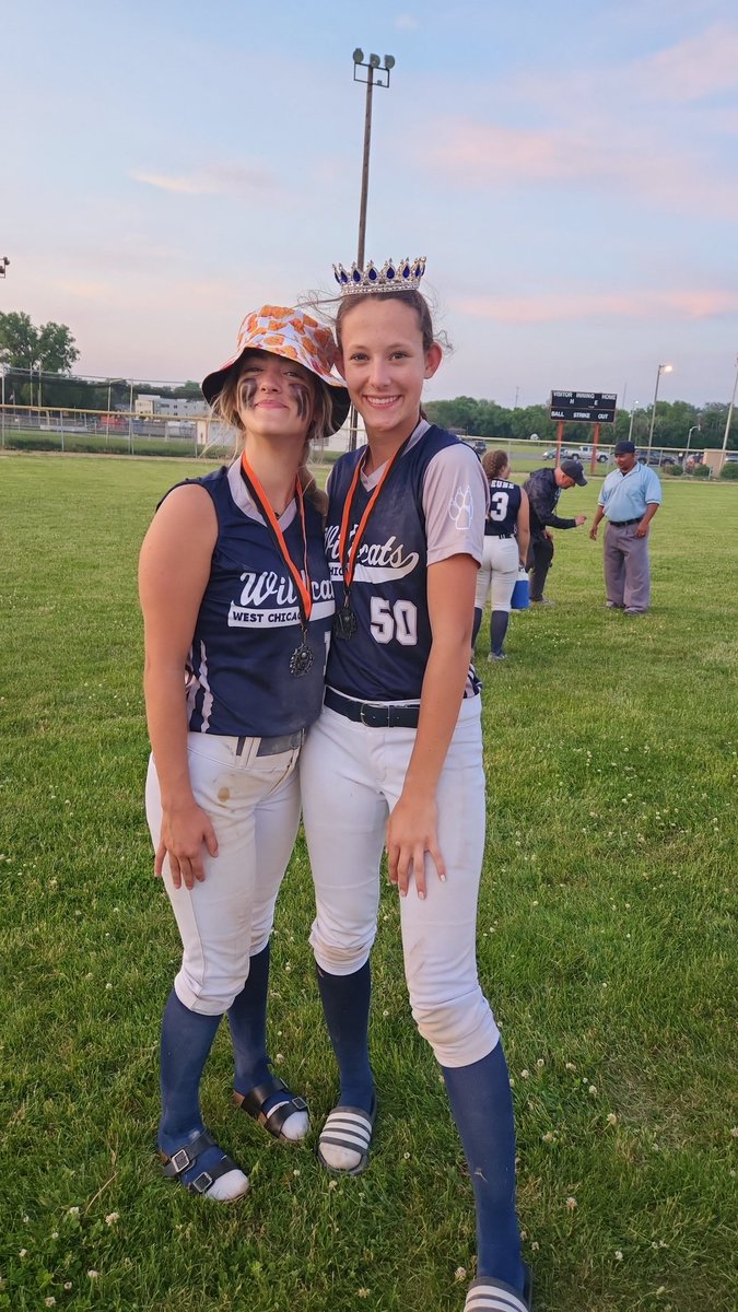 Congrats to @ZemanGrace and @PietanzaAva3 for the first of many awards for @WCsoftball0506 
Grace = Queen of the diamond for supporting, &playing her ❤️out, and Ava = Nugget award for hitting today! Congratulations ladies so PROUD!#QueenOfTheDiamond #NuggetAward #SoftballLife