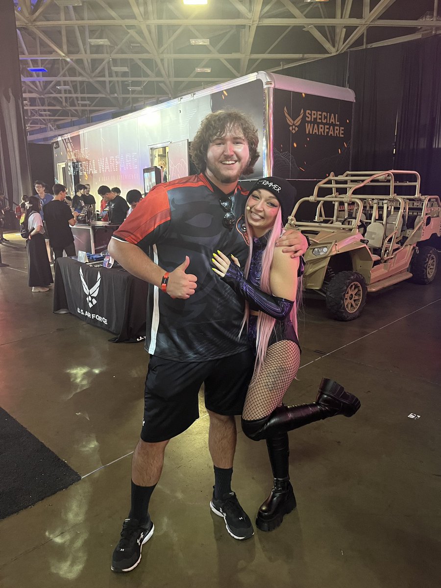 TyGabrielson's tweet photo. Don’t normally post on here but Dreamhack has been amazing! Yes that’s right amazing! Had so much with friends and even got to meet @bbjessTTV for the first time! https://t.co/govFvMn3yJ